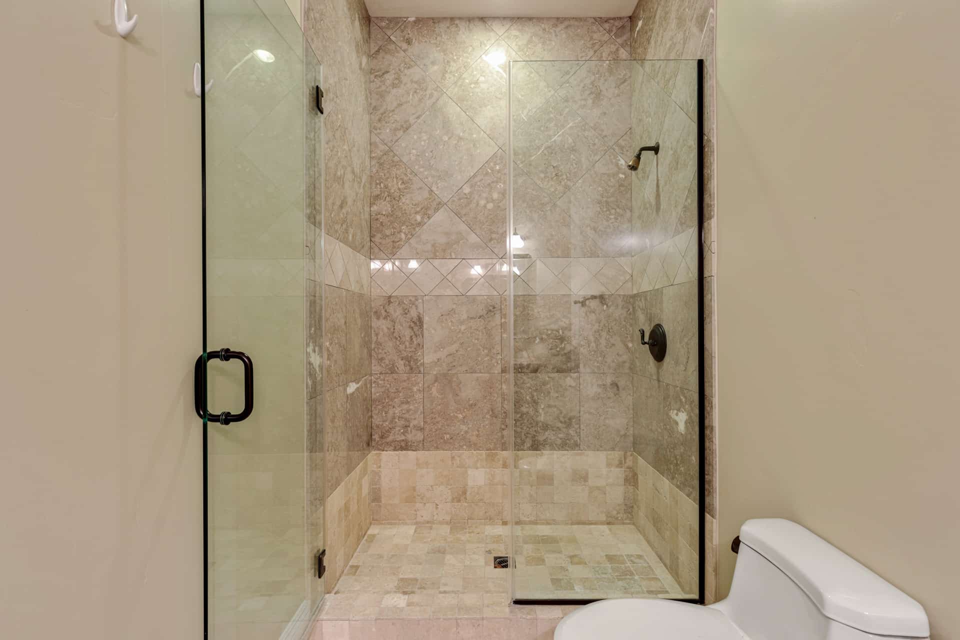 shower in upstairs en suite bathroom